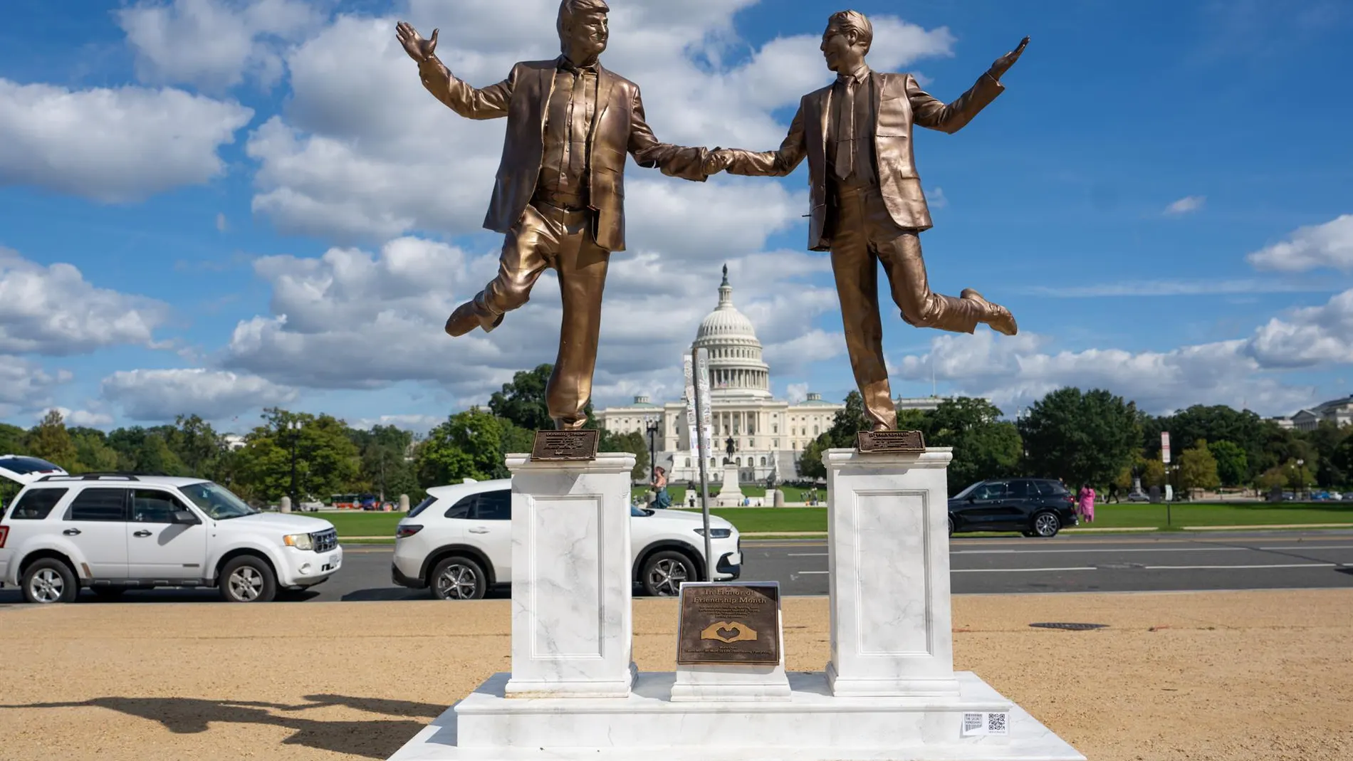 EEUU.- Colocan de nuevo frente al Capitolio una estatua de Trump y Epstein dándose la mano en señal de amistad
