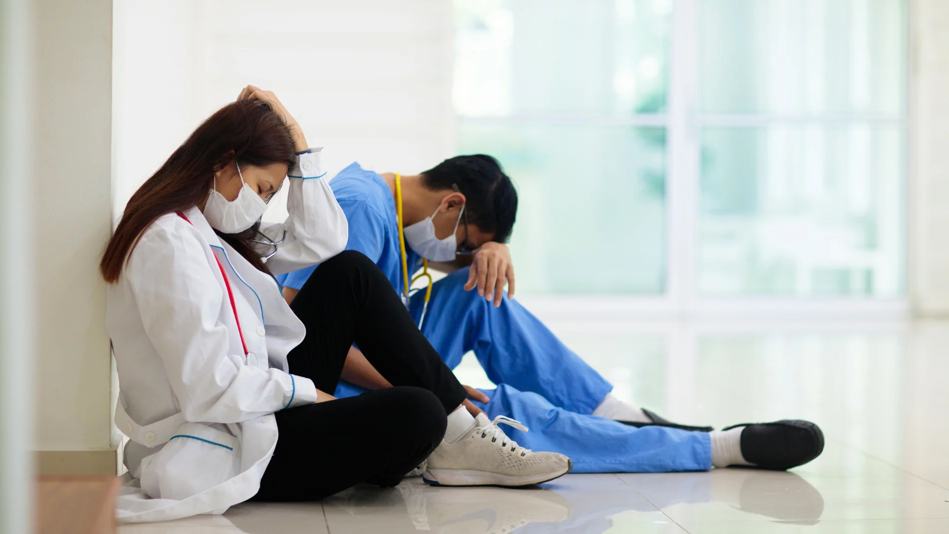 Una profesional sanitaria es tajante sobre las condiciones en las que trabaja: "Son las 5 AM y llevo trabajando desde las 8 de la mañana de ayer"