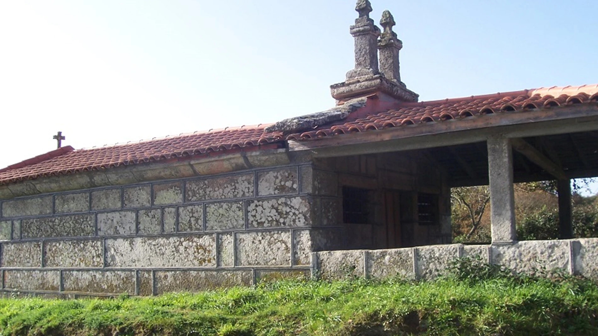 Lateral de la Capilla del Forriolo, en A Bola (Ourense).