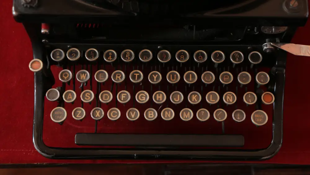 Máquina de escribir antigua con distribución QWERTY