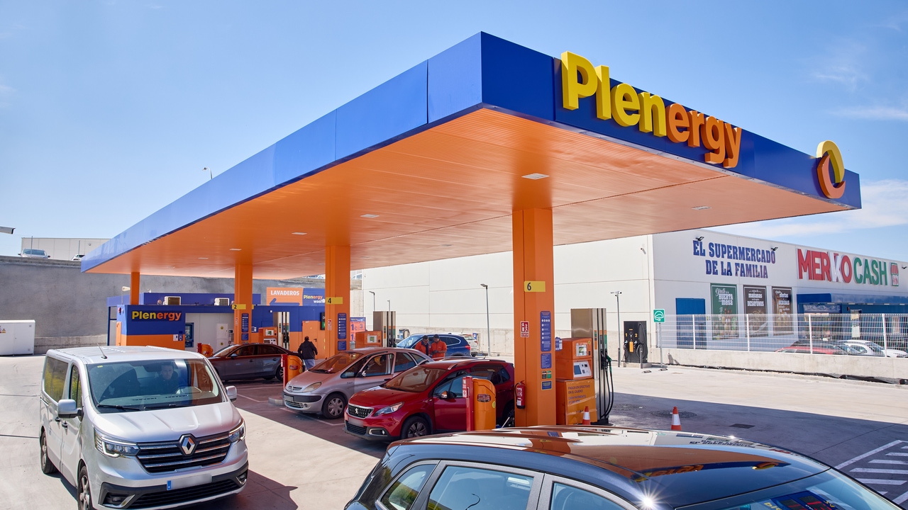 El dueño de una cadena de gasolineras de bajo coste desvela el gran engaño de las más caras con el combustible