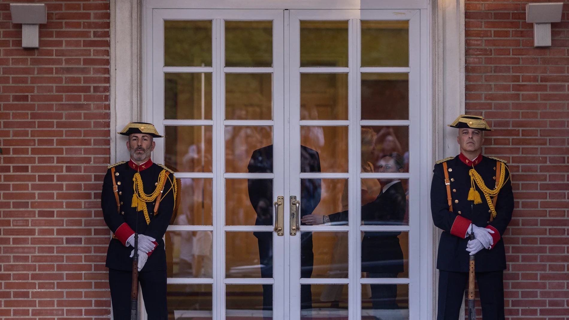 Pedro Sánchez, tras los cristales de La Moncloa
