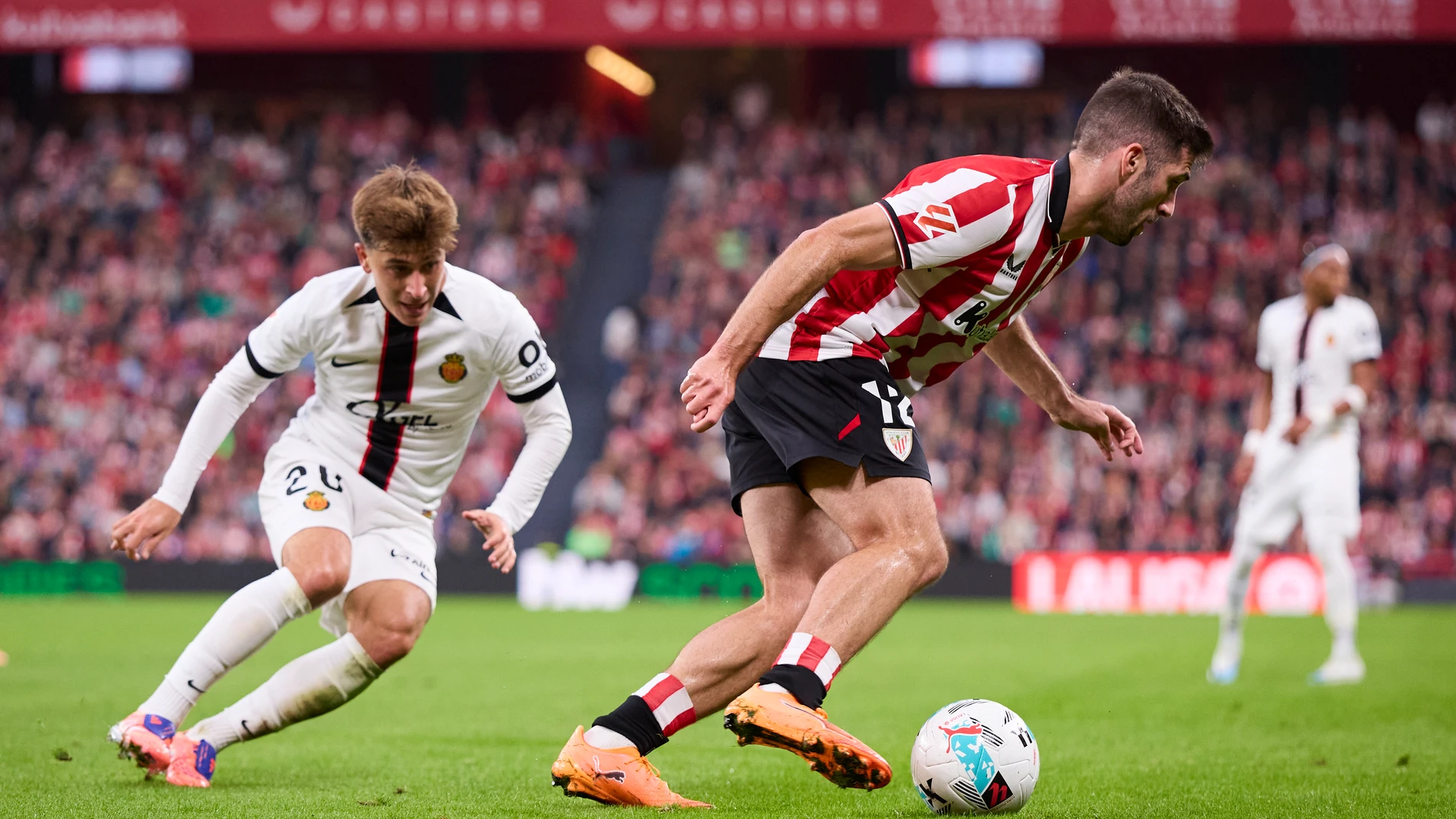 Pablo Torre of RCD Mallorca competes for the ball with Jesus Areso of Athletic Club during the LaLiga EA Sports match between Athletic Club and RCD Mallorca at San Mames on October 4, 2025, in Bilbao, Spain. AFP7 04/10/2025 ONLY FOR USE IN SPAIN