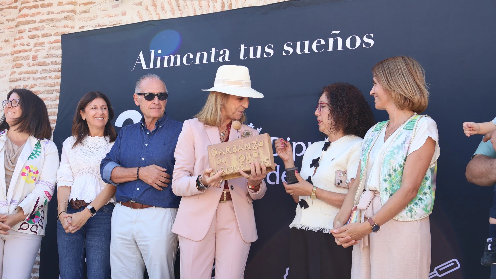 Doña Elena recibe el "Garbanzo de Oro" de la Feria de Labajos