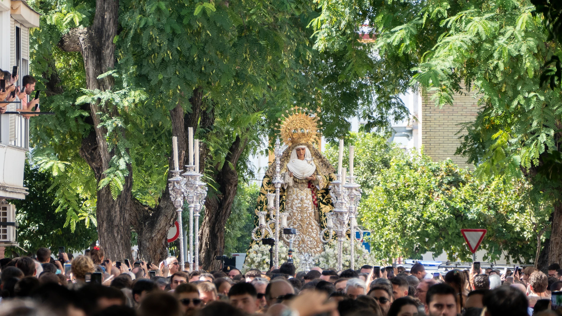 FOTODELDÍA SEVILLA, 04/10/2025.- La Virgen de la Esperanza de Triana se traslada desde la parroquia de Santa Ana al Polígono Sur, uno de los barrios más desfavorecidos de Sevilla, para una misión evangelizadora. EFE/ David Arjona