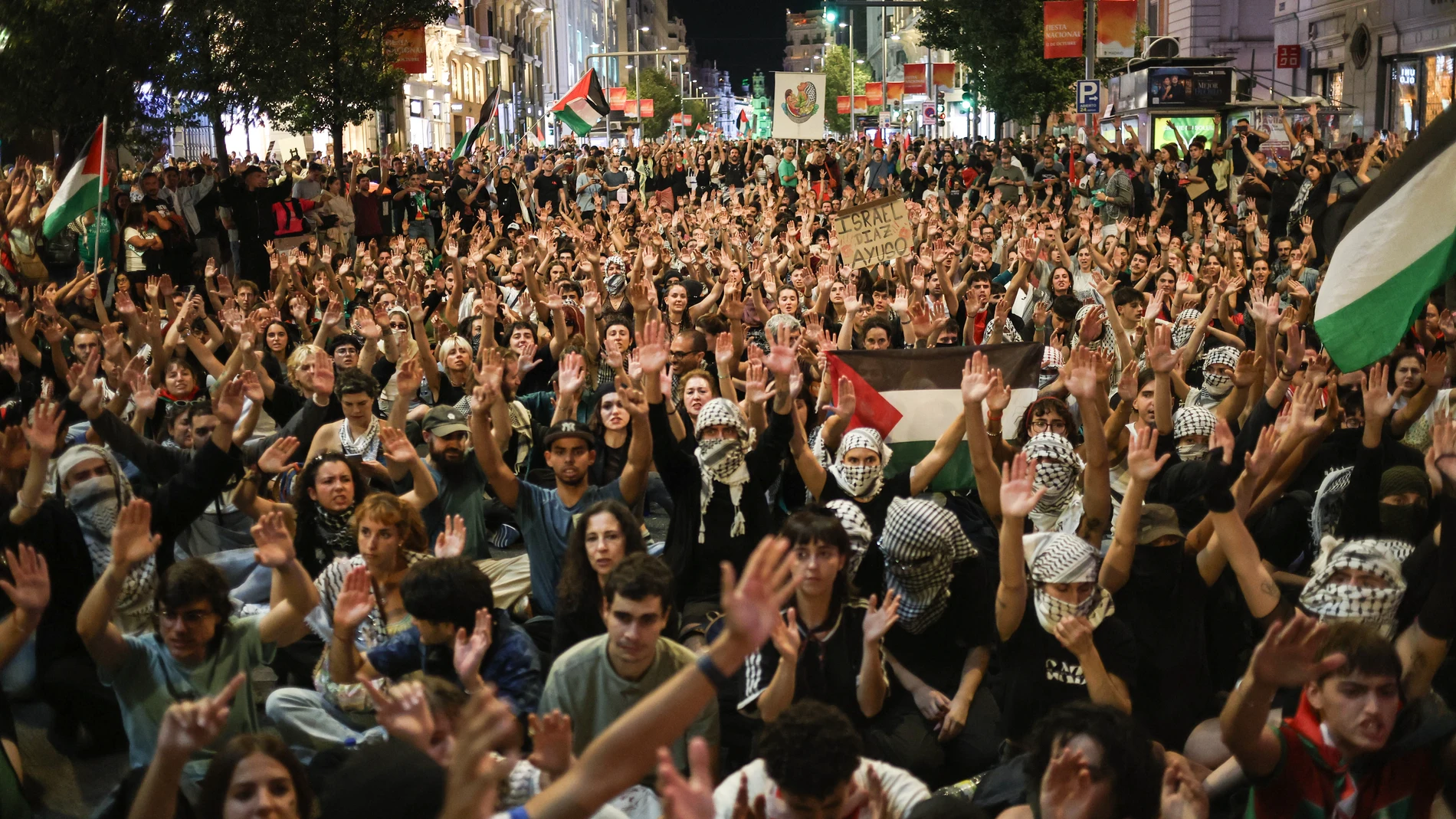Sentada durante la movilización bajo el lema ‘Alto al genocidio contra el pueblo Palestino. Por el fin al comercio de armas y a las relaciones con Israel’, a 4 de octubre de 2025, en Madrid (España). La manifestación, organizada por la Asociación Hispano Palestina Jerusalén (AHPJ), la Red Solidaria Contra la Ocupación de Palestina (RESCOP), la Campaña por el Embargo de armas a Israel y las Asambleas de Madrid con Palestina ha realizado un recorrido desde Atocha hasta la Plaza de Callao. 04 O...