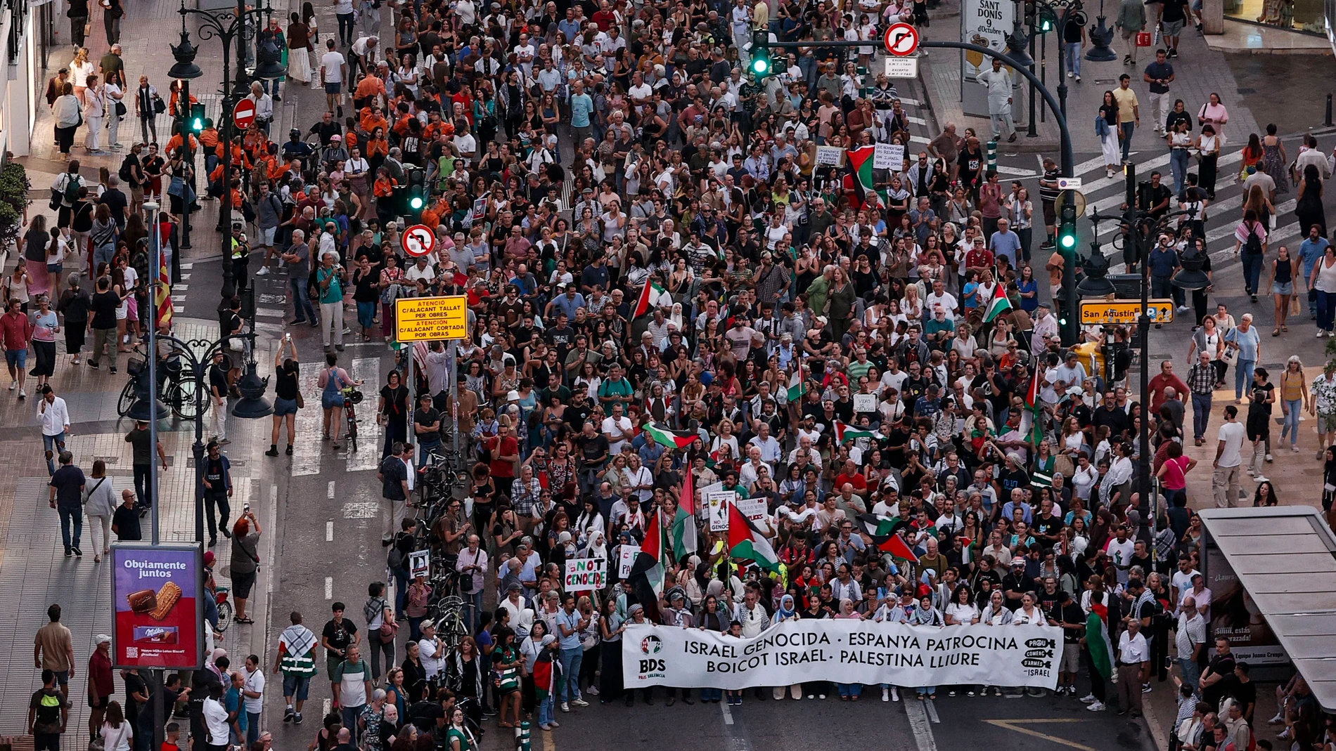Miles de personas han participado en la manifestación convocada por el movimiento BDS País Valencià y la plataforma Embargament d'Armes Ja! bajo el lema "Boicot Israel, Palestina lliure!
