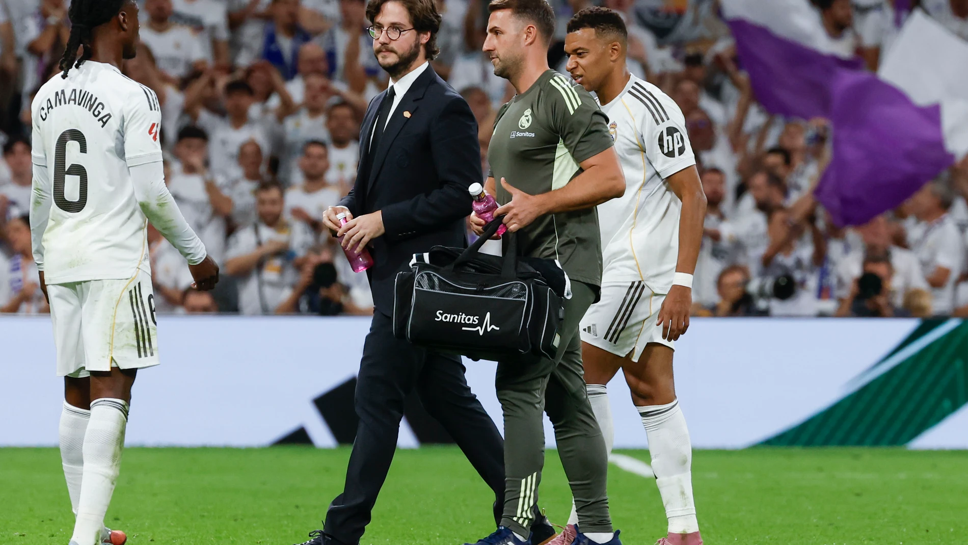 MADRID, 04/10/2025.- El delantero del Real Madrid Kylian Mbappé es sustituido durante el partido de la jornada 8 de LaLiga EA Sports que Real Madrid y Villarreal disputan este sábado en el estadio Santiago Bernabéu.- EFE/ JJ Guillén