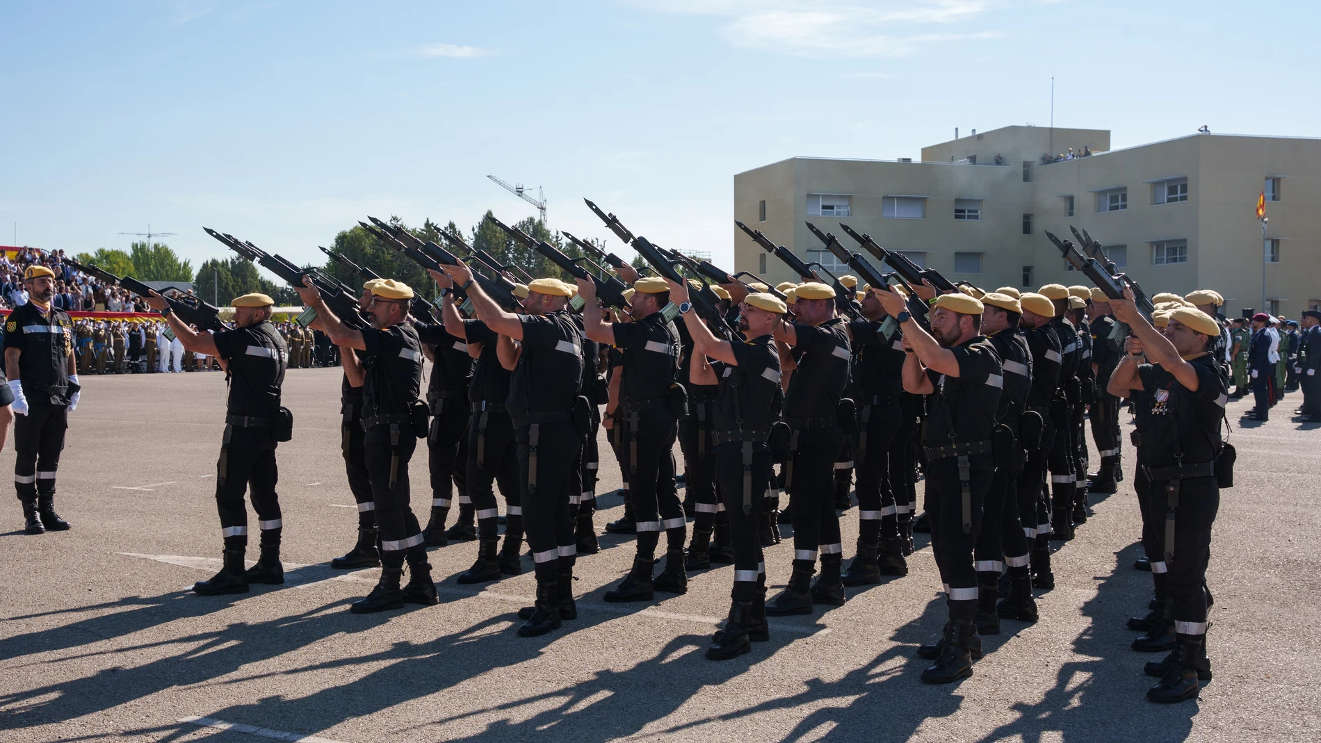 Acto militar de la Unidad Militar de Emergencias (UME) presidido por la ministra de Defensa, Margarita Robles, con motivo de su XX Aniversario, en la Base Aérea de Torrejón de Ardoz, a 4 de octubre de 2025, Madrid (España). El acto militar tiene lugar en el marco del gran Homenaje a la Bandera celebrado en la Plaza de España y la Avenida de la Constitución de la ciudad. 04 OCTUBRE 2025;ACTO MILITAR;UNIDAD MILITAR DE EMERGENCIAS;UME;XX ANIVERSARIO;TORREJÓN DE ARDOZ;MADRID Matias Chiofalo / E...