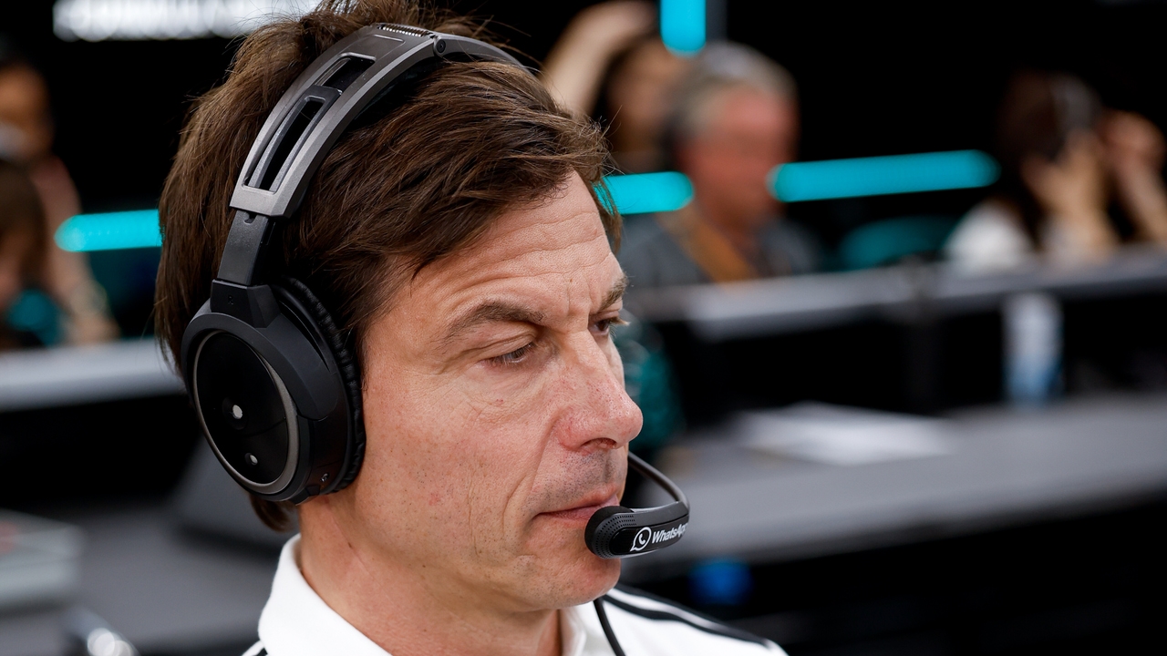 Toto Wolff revela por qué George Russell aún no tiene contrato con Mercedes para 2026