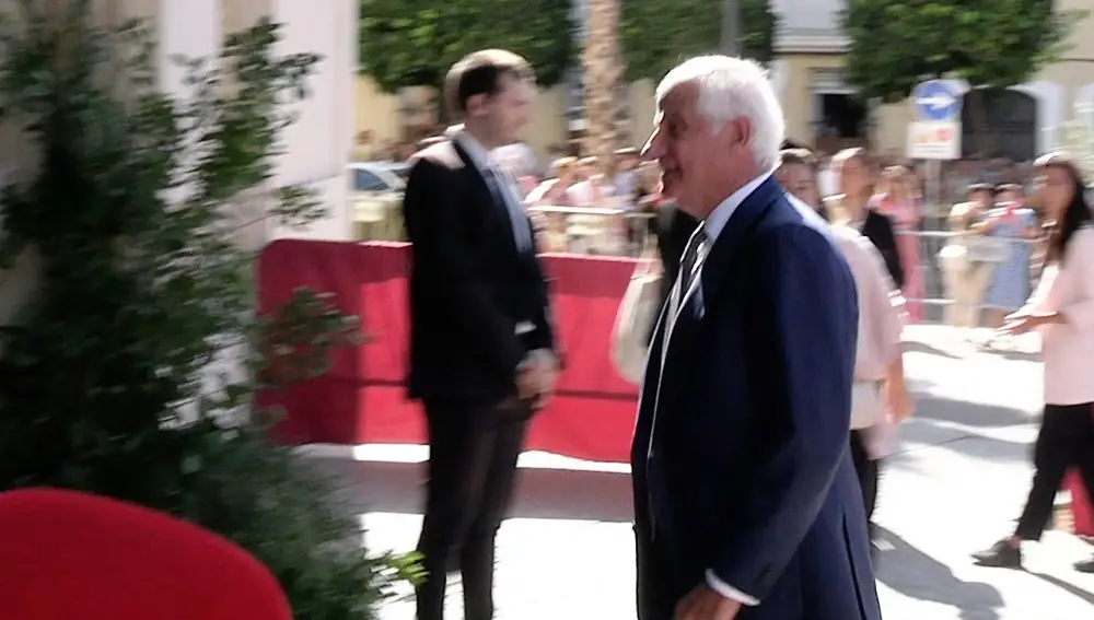 Alfonso Martínez de Irujo se equivoca de hora y entra en la boda anterior a la de su hermano Cayetano