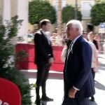 Alfonso Martínez de Irujo se equivoca de hora y entra en la boda anterior a la de su hermano Cayetano