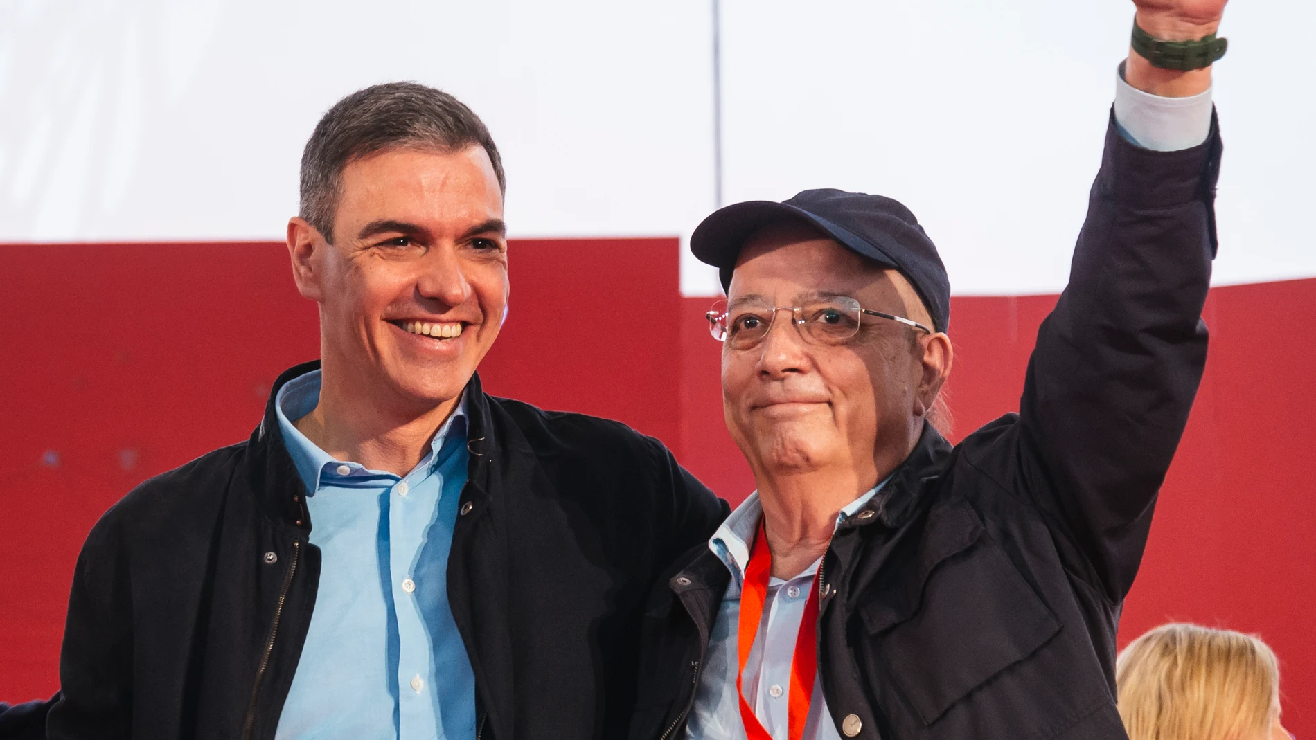 (Foto de ARCHIVO)El secretario general del PSOE y presidente del Gobierno, Pedro Sánchez (i), y el exsecretario general del PSOE de Extremadura y expresidente de la Junta de Extremadura, Guillermo Fernández Vara (d), durante la inauguración del 14º Congreso Regional del PSOE de Extremadura, en el Instituto Ferial de Mérida (IFEME), a 23 de marzo de 2024, en Mérida, Badajoz, Extremadura (España). Durante el Congreso, se ha proclamado a Miguel Ángel Gallardo como secretario general, que toma ...