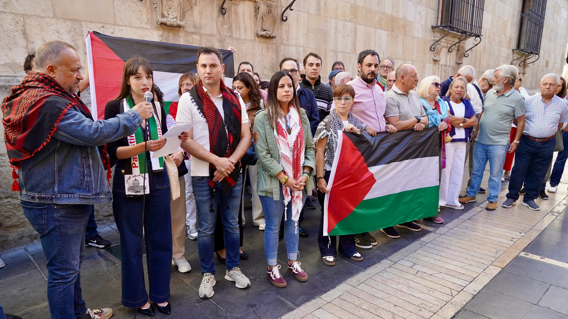 El Partido Socialista convoca una concentración y posterior lectura de un manifiesto en favor de Palestina, a la que asisten la vicesecretaria general autonómica, Nuria Rubio, y el secretario general en León, Javier Alfonso Cendón