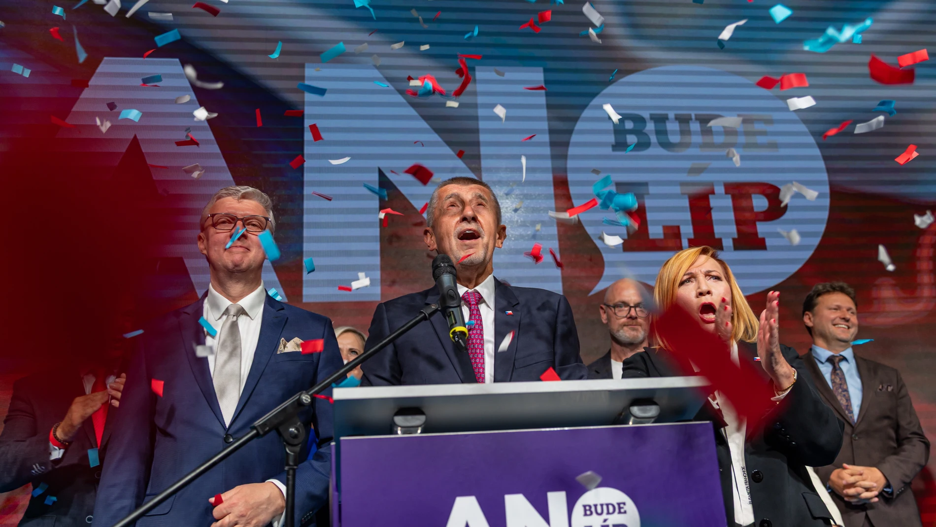 Prague (Czech Republic), 04/10/2025.- Andrej Babis (C), leader of the ANO (YES) movement, delivers a speech at the ANO movement election event in Prague, Czech Republic, 04 October 2025. Babis and his ANO party are projected to win the most votes in the Czech parliamentary elections. Over eight million people were eligible to elect a new parliament on 03 and 04 October 2025. (Elecciones, República Checa, Praga) EFE/EPA/MARTIN DIVISEK