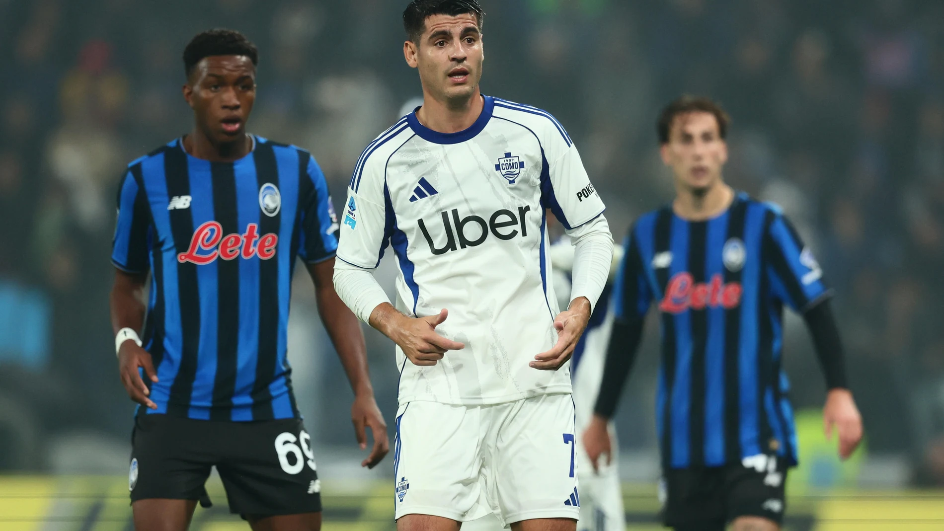 BERGAMO (Italy), 04/10/2025.- Como’s Alvaro Morata (C) in action during the Italian Serie A soccer match Atalanta BC vs Como 1907 at the New Balance Arena in Bergamo, Italy, 04 October 2025. (Italia) EFE/EPA/MICHELE MARAVIGLIA