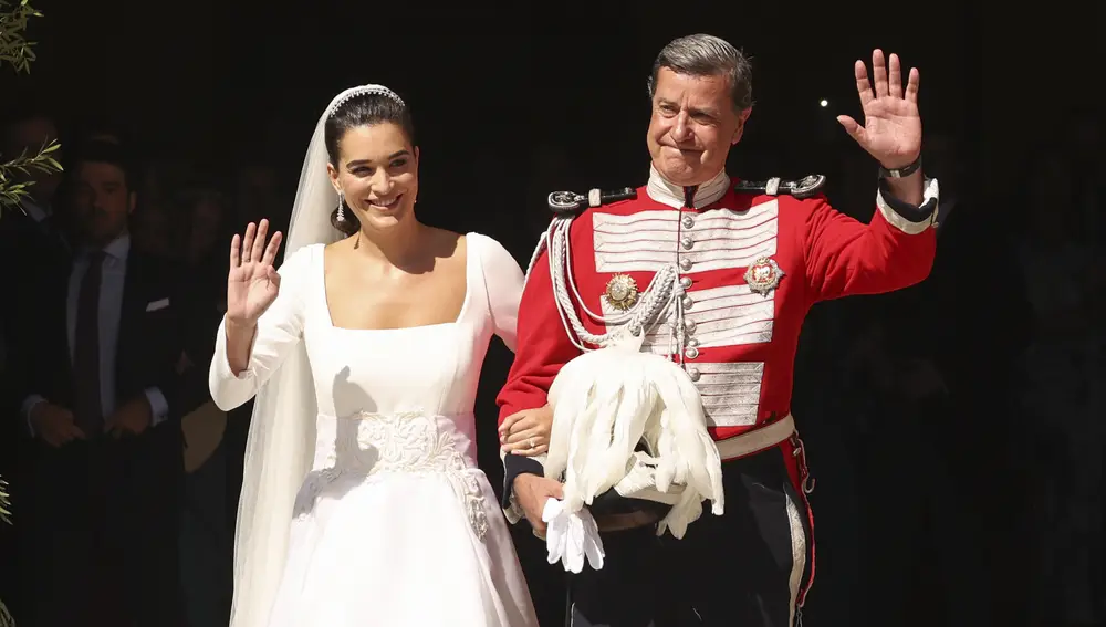 Bárbara Mirján y Cayetano Martínez de Irujo a la salida de su ceremonia nupcial en Sevilla.