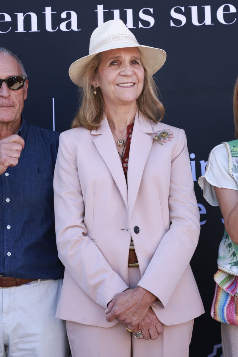 Detalles del look de la Infanta Elena.