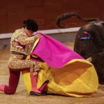 El diestro Jarocho, que confirma alternativa,durante la corrida de la Feria Taurina de Otoño.