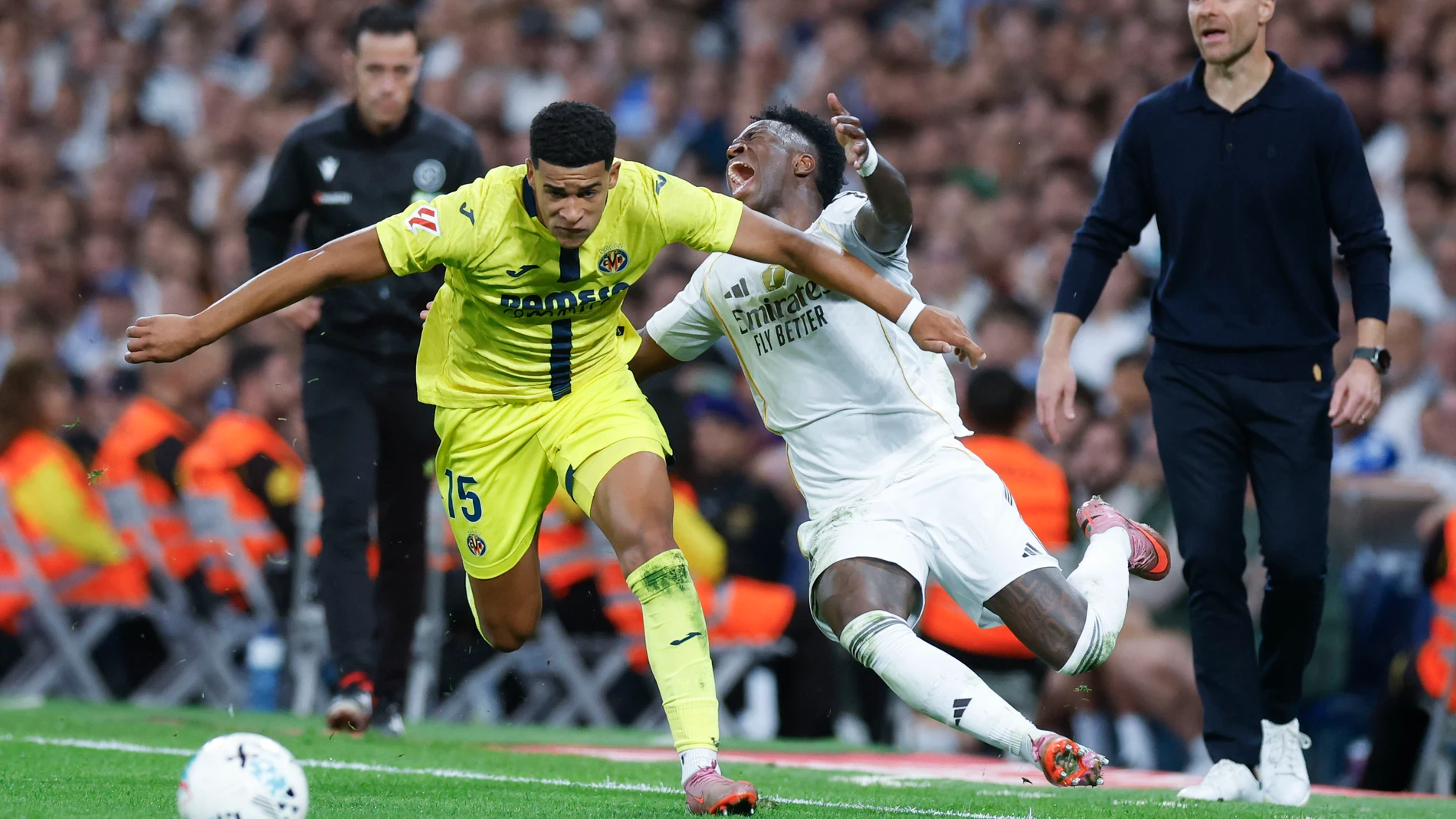 MADRID, 04/10/2025.- El lateral del Villarreal Santiago Mouriño (i) escapa de Vinicius Junior, del Real Madrid, durante el partido de LaLiga EA Sports que Real Madrid y Villarreal disputan este sábado en el estadio Santiago Bernabéu. EFE/JJ Guillén