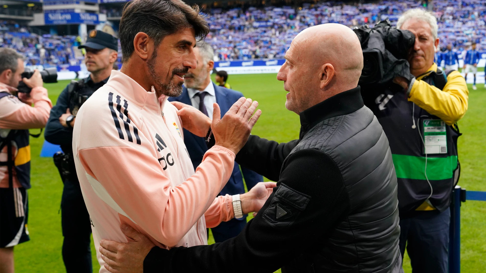 OVIEDO, 04/10/2025.- El entrenador del Real Oviedo, Veljko Paunovic (c-i), saluda a su homólogo del Levante, Julián Calero, momentos antes del inicio del partido de LaLiga EA Sports disputado por ambos equipos este sábado en el Estadio Carlos Tartiere de Oviedo. EFE/ Paco Paredes
