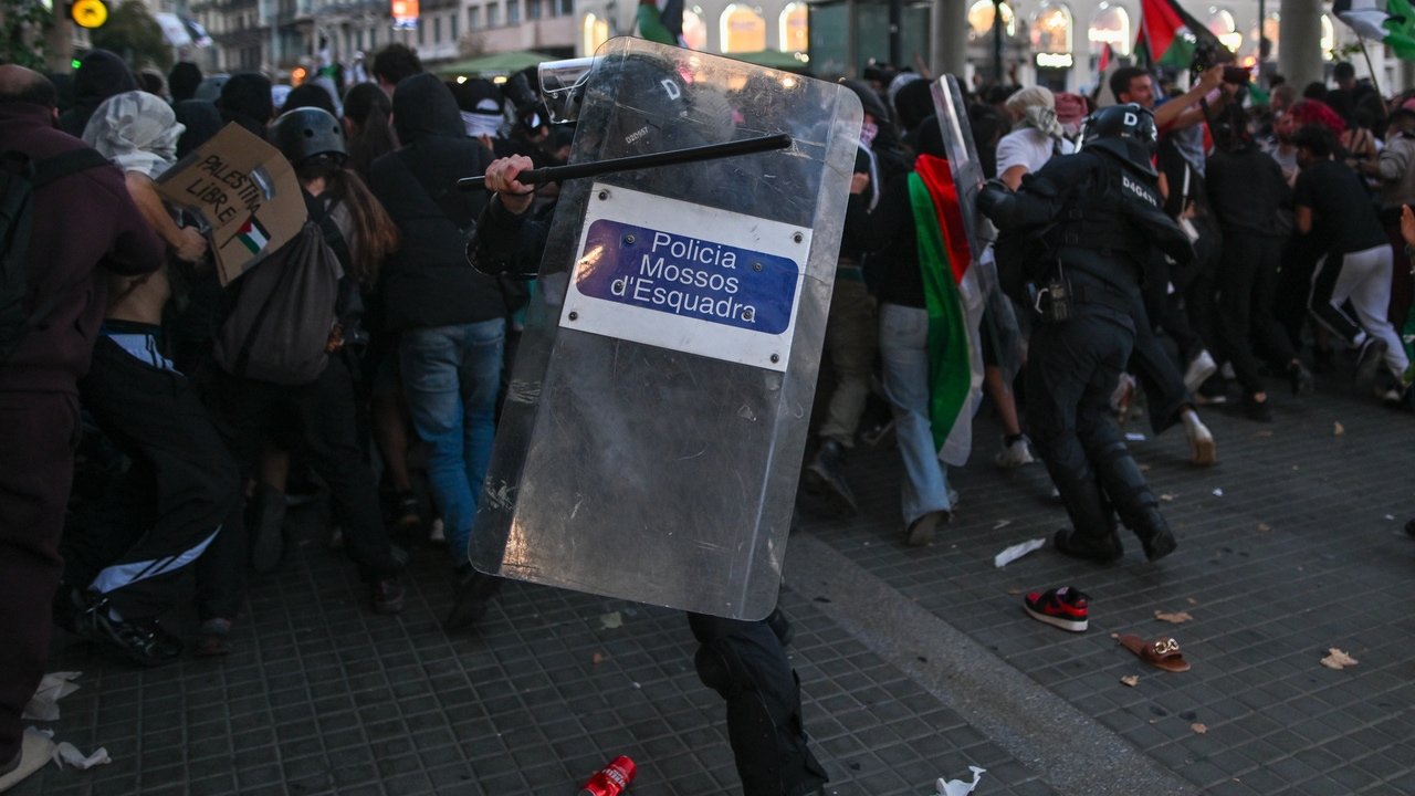 10 detenidos y 19 mossos heridos en la manifestación por Gaza en Barcelona del sábado por la tarde