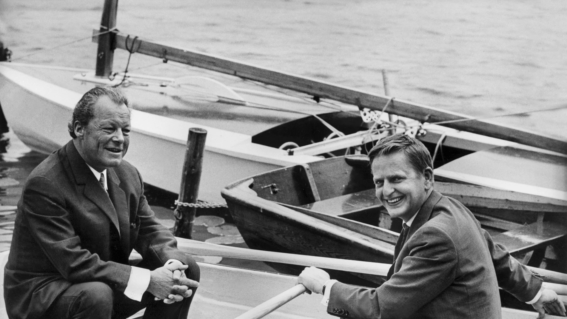 El primer ministro sueco, Olof Palme (der.), en un barco en su propiedad de Harpsund con el canciller alemán Willy Brandt en 1971