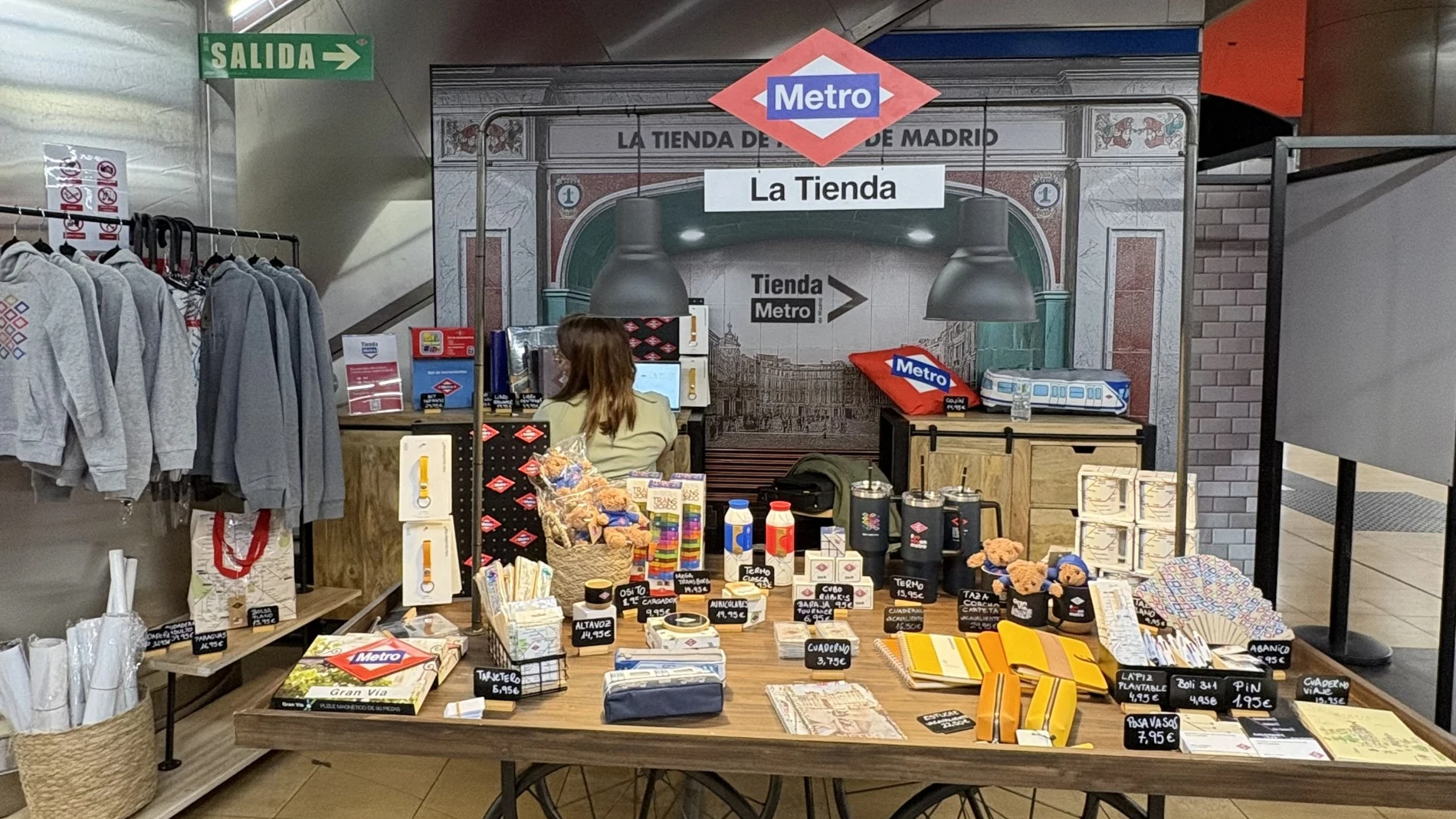 Metro de Madrid refuerza sus tiendas de productos oficiales (hasta en la estación fantasma de Chamberí)