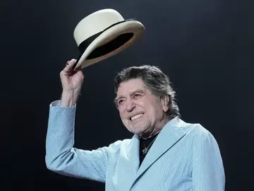 Concierto de Joaquín Sabina en Barcelona BARCELONA, 04/10/2025.- El cantante Joaquín Sabina durante su segundo concierto en Barcelona, dentro de su gira 'Hola y adiós'. EFE/Enric Fontcuberta