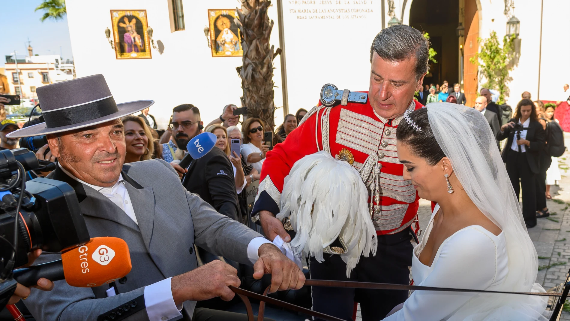 SEVILLA. 04/10/2025. - Cayetano Martínez de Irujo y Bárbara Mirjan a su salida de la Iglesia de los Gitanos de Sevilla tras haber contraído Matrimonio este sábado. EFE/Raúl Caro