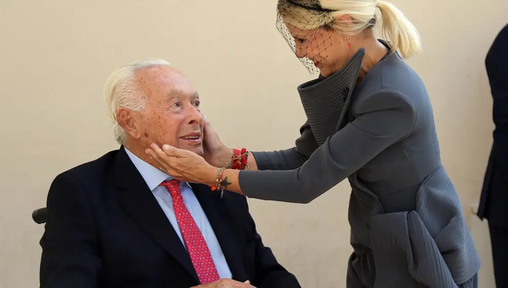 Curro Romero y Carmen Tello asisten a la boda de Cayetano Martínez de Irujo y Bárbara Mirjan