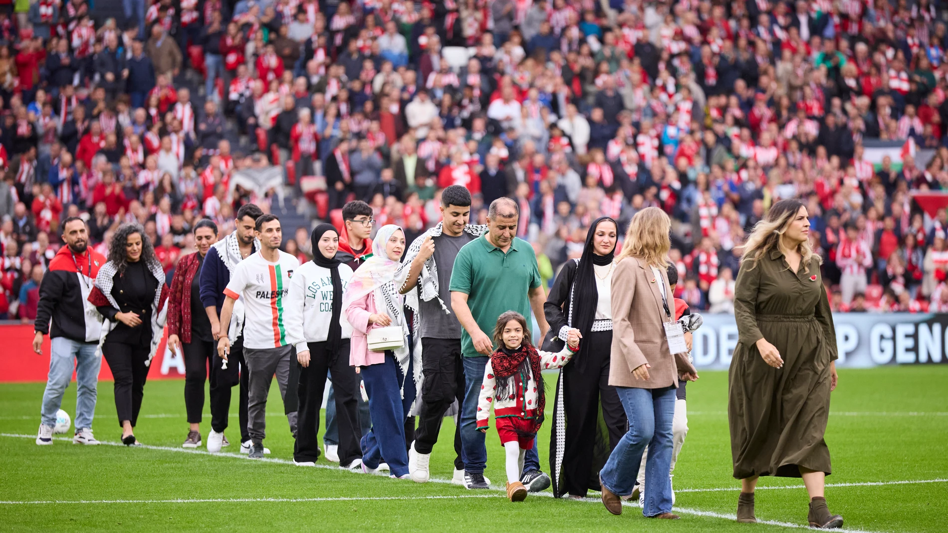 Before the start of the match, a tribute will be paid to a group of Palestinian refugees and to our 125th anniversary ambassador and former player, Honey Thalijeh prior to the LaLiga EA Sports match between Athletic Club and RCD Mallorca at San Mames on October 4, 2025, in Bilbao, Spain. AFP7 04/10/2025 ONLY FOR USE IN SPAIN