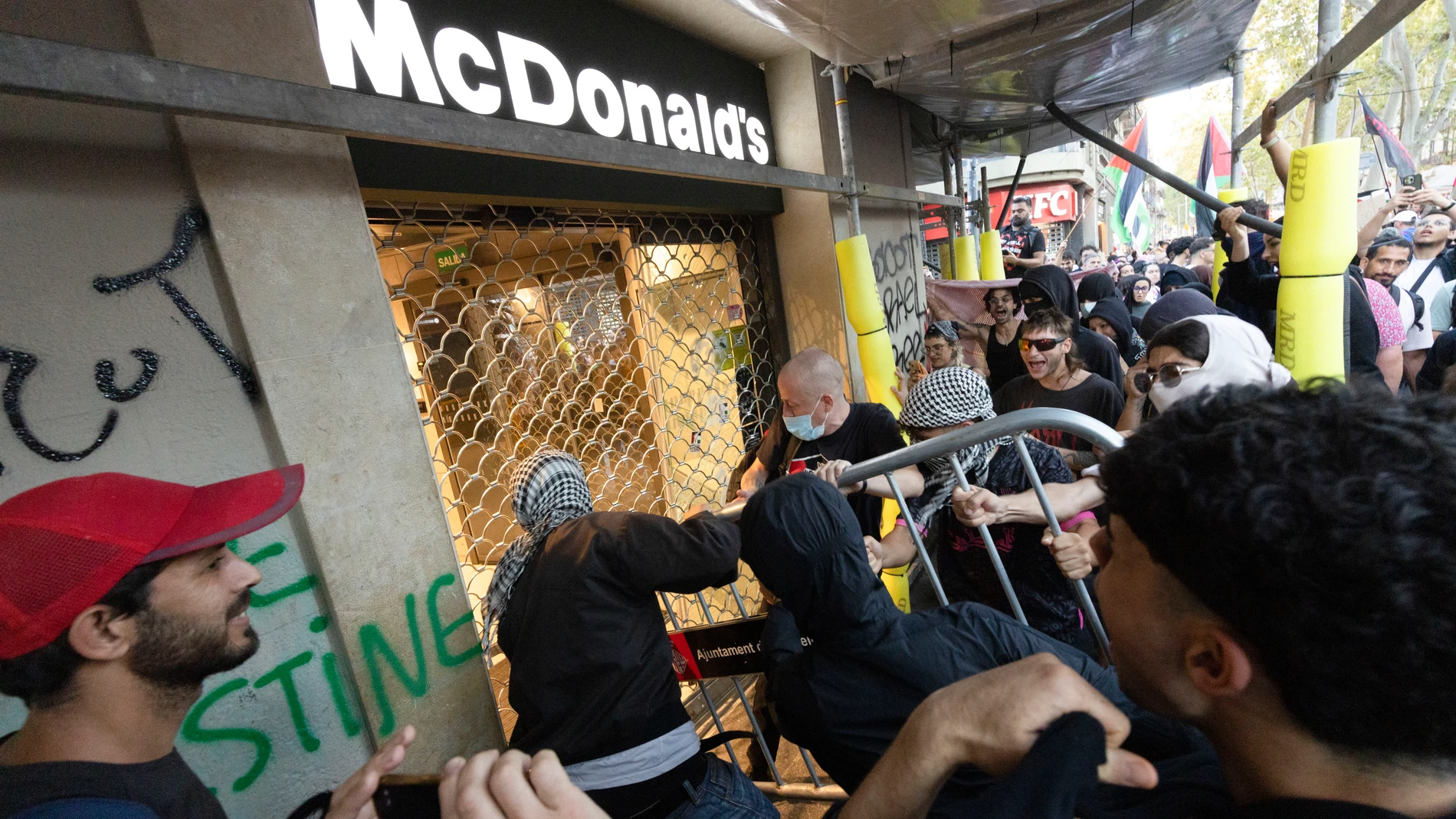 BARCELONA, 04/10/2025.- Incidentes tras la concentración en la que unas 70.000 personas se han manifestado este sábado por el centro de Barcelona para pedir el fin del genocidio israelí en Gaza y mostrar su rechazo por el asalto a la Global Sumud Flotilla. EFE/Marta Pérez