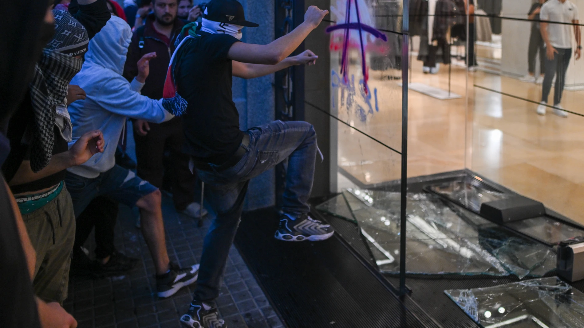 Disturbios durante una manifestación en apoyo a Palestina, a 4 de octubre de 2025, en Barcelona, Catalunya (España). Bajo el lema ‘Fi al comerç d'armes i a les relacions amb Israel’, las movilizaciones en apoyo a Palestina se producen en muchas ciudades de España para exigir el embargo de armas, la ruptura de relaciones con Israel, y la apertura del corredor humanitario. 04 OCTUBRE 2025;GAZA;PALESTINA;ISRAEL;GENOCIDIO;PROTESTA;MANI;CATALUÑA;BOICOT;CARGA POLICIAL;DISTURBIOS Lorena Sopêna / E...