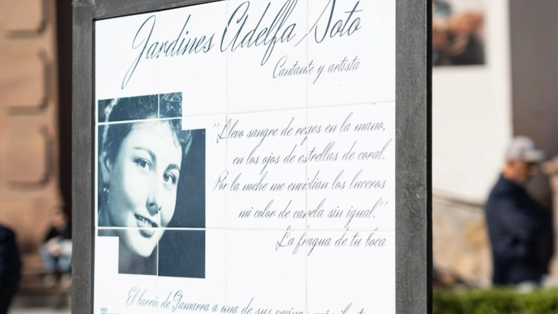 Placa en los jardines que llevan el nombre de la cantaora Adelfa SotoREMITIDA / HANDOUT por AYUNTAMIENTO DE MÁLAGAFotografía remitida a medios de comunicación exclusivamente para ilustrar la noticia a la que hace referencia la imagen, y citando la procedencia de la imagen en la firma04/10/2025