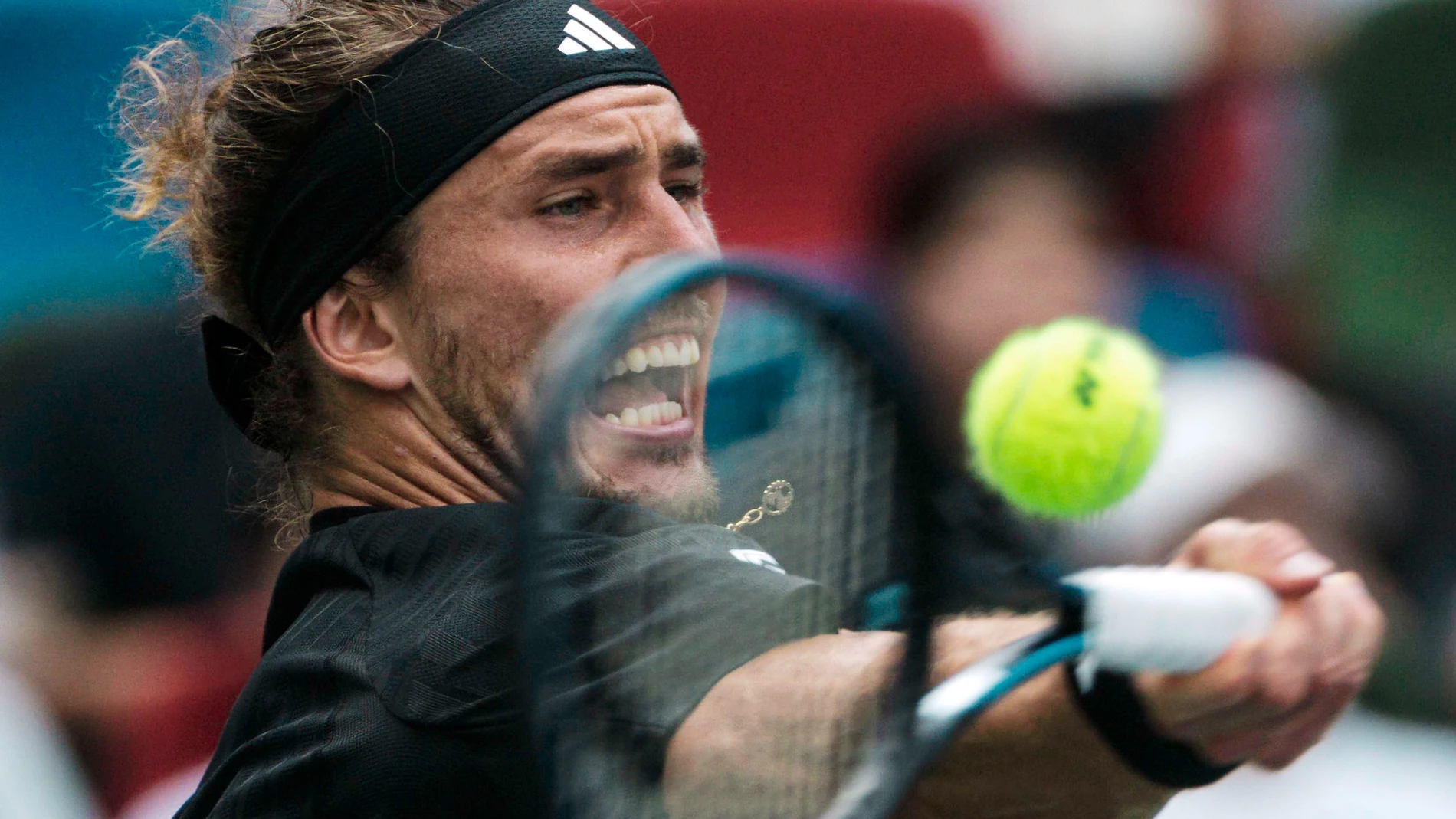 FOTODELDIA Shanghái (China), 10/04/2025.- El tenista alemán Alexander Zverev, durante el partido individual masculino contra el francés Valentin Royer en el torneo de tenis Masters de Shanghái, en Shanghái, China, el 4 de octubre de 2025. EFE/ALEX PLAVEVSKI