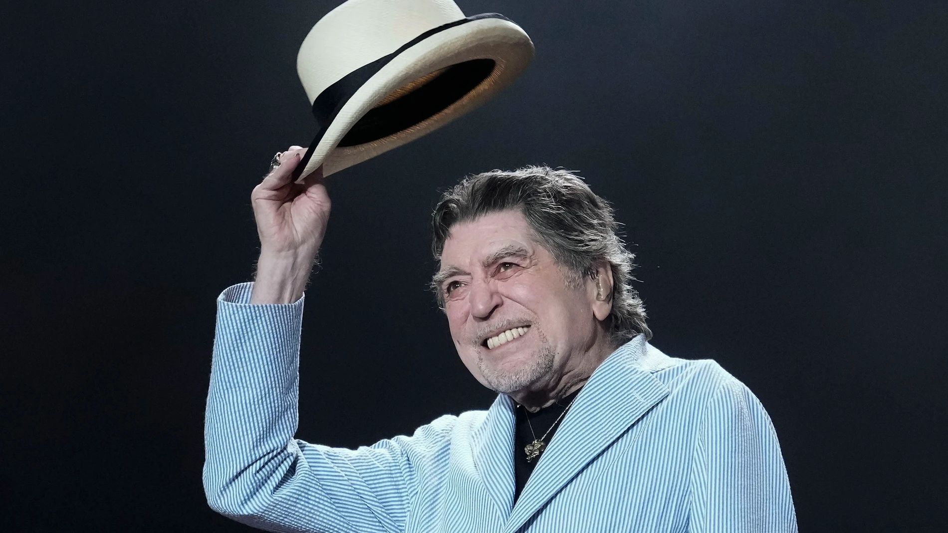 BARCELONA, 04/10/2025.- El cantante Joaquín Sabina durante su segundo concierto en Barcelona, dentro de su gira 'Hola y adiós'. EFE/Enric Fontcuberta
