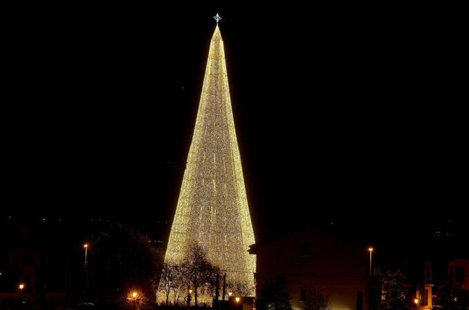 Ni Vigo, ni Barcelona, ni Madrid, el árbol de Navidad más grande de España está en este pueblo de Cantabria
