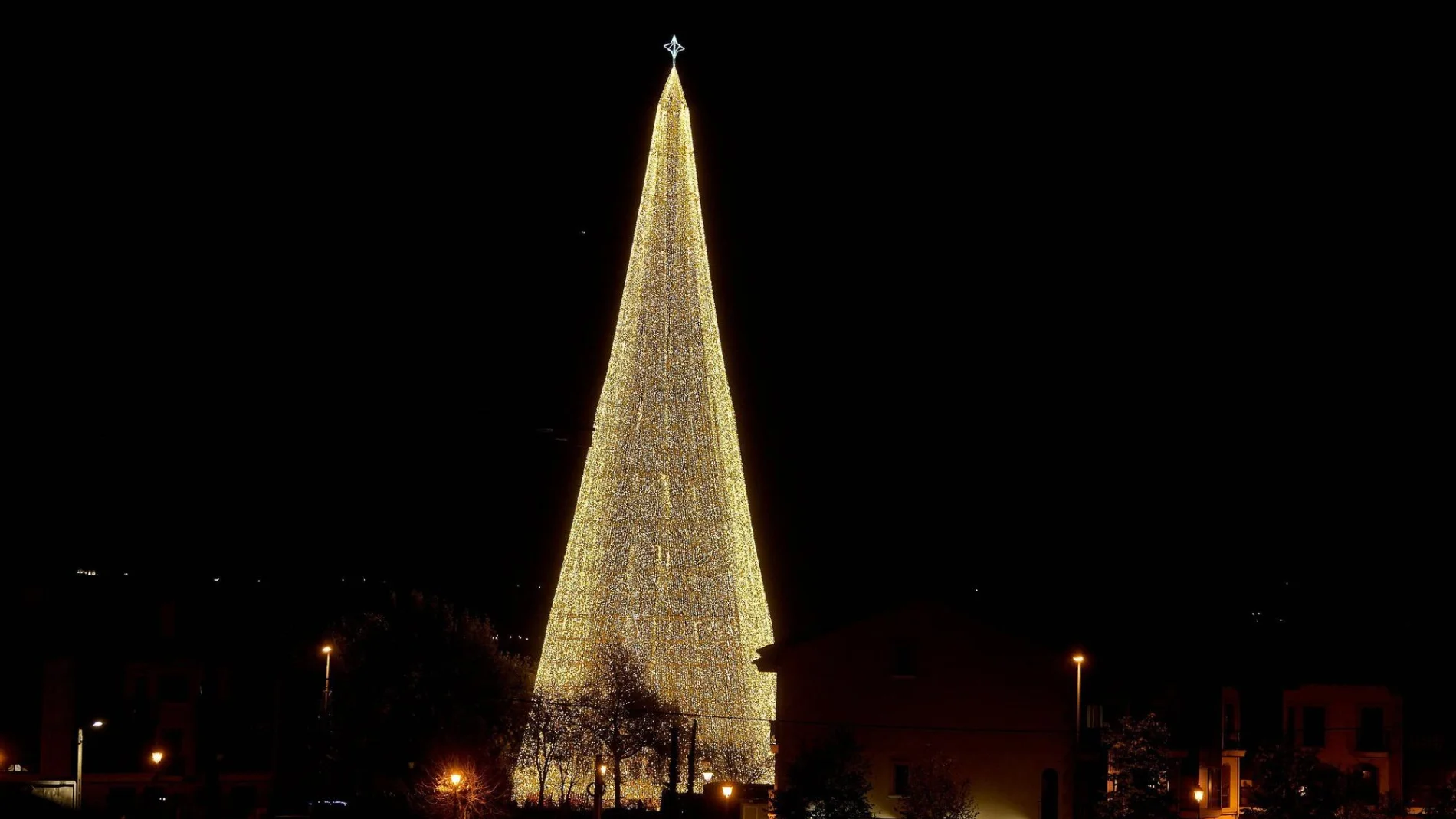 Ni Vigo, ni Barcelona, ni Madrid, el árbol de Navidad más grande de España está en este pueblo de Cantabria