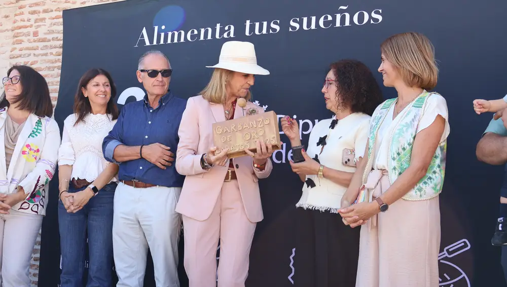 La infanta Elena, reconocida en la séptima Feria del Garbanzo de Labajos (Segovia)