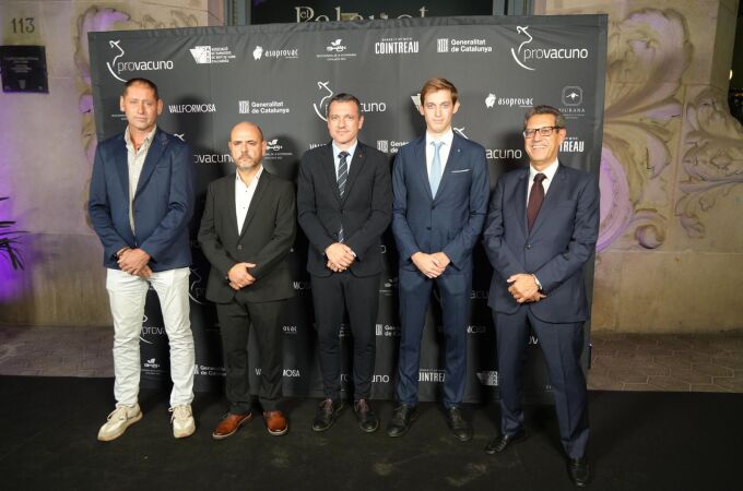 De izq. a dcha.: Carlos Ribot, presidente de la Associació de Ramaders de Boví de Carn d'Alcarràs Ricard Gòdia, presidente de Asoprovac, Oscar Ordeig, conseller de Agricultura, Ramaderia, Pesca i Alimentació de la Generalitat de Catalunya, Oriol Canal, presidente Asoprovac Catalunya, y Javier López, director de Provacuno