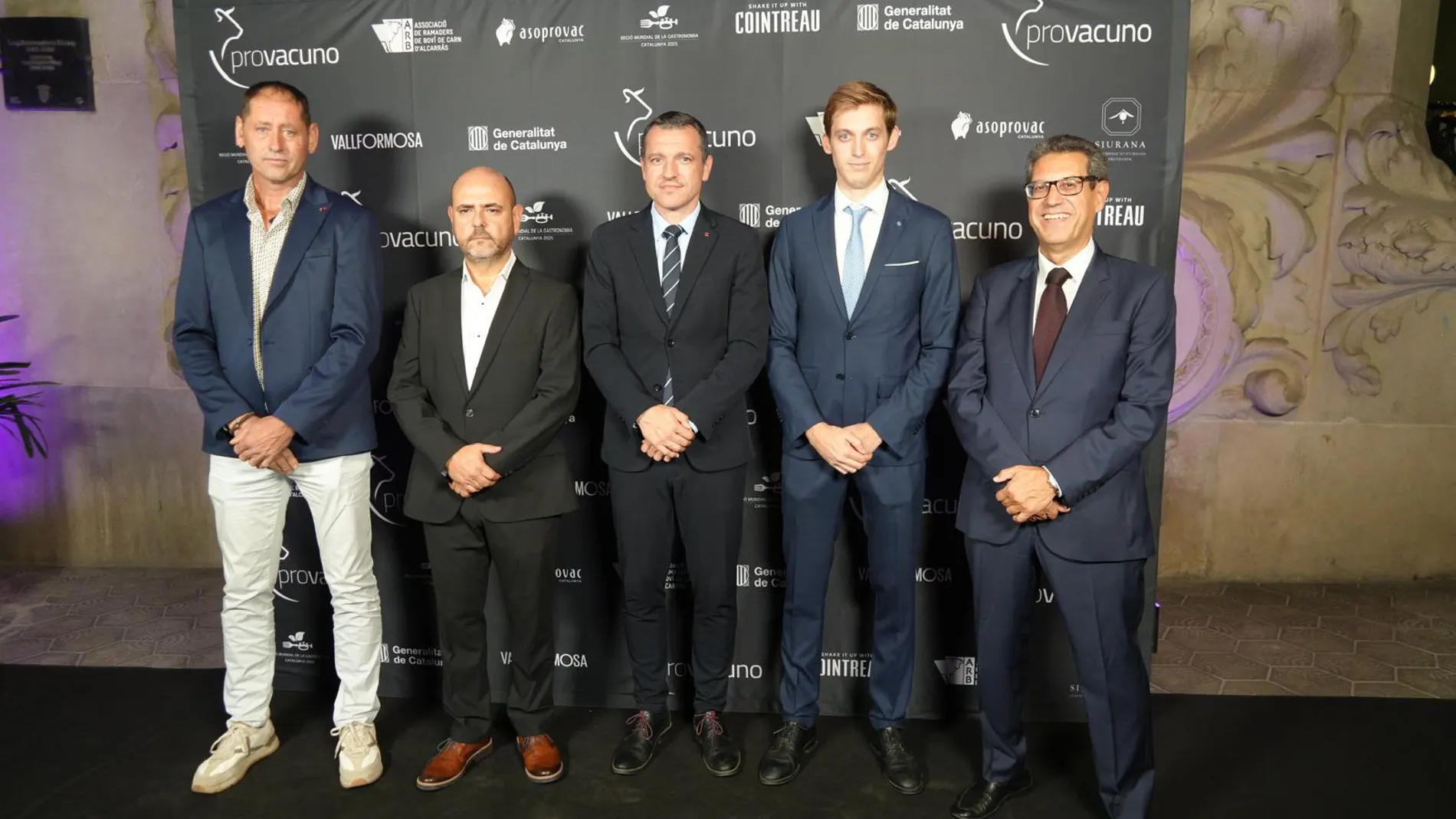 De izq. a dcha.: Carlos Ribot, presidente de la Associació de Ramaders de Boví de Carn d'Alcarràs Ricard Gòdia, presidente de Asoprovac, Oscar Ordeig, conseller de Agricultura, Ramaderia, Pesca i Alimentació de la Generalitat de Catalunya, Oriol Canal, presidente Asoprovac Catalunya, y Javier López, director de Provacuno