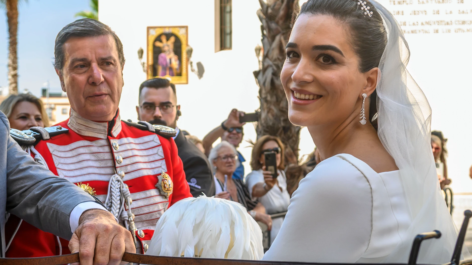 SEVILLA. 04/10/2025. - Cayetano Martínez de Irujo y Bárbara Mirjan a su salida de la Iglesia de los Gitanos de Sevilla tras haber contraído Matrimonio este sábado. EFE/Raúl Caro