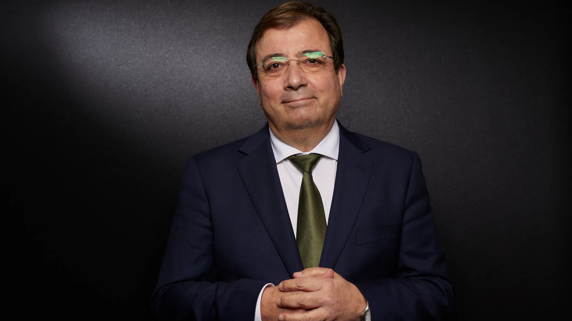 (Foto de ARCHIVO) El presidente de la Junta de Extremadura, Guillermo Fernández Vara, posa para Europa Press, en el estand Europa Press de Fitur 2022, a 19 de enero de 2022, en Ifema Madrid, Madrid (España). Guillermo Fernández Vara ha sido elegido presidente de la Junta de Extremadura en tres ocasiones. Su primer mandato comenzó en 2007, el segundo en 2015 y el último en 2019, año en el que alcanzó la mayoría absoluta. Además de político, Fernández Vara es médico forense. Jesús Hellín / ...