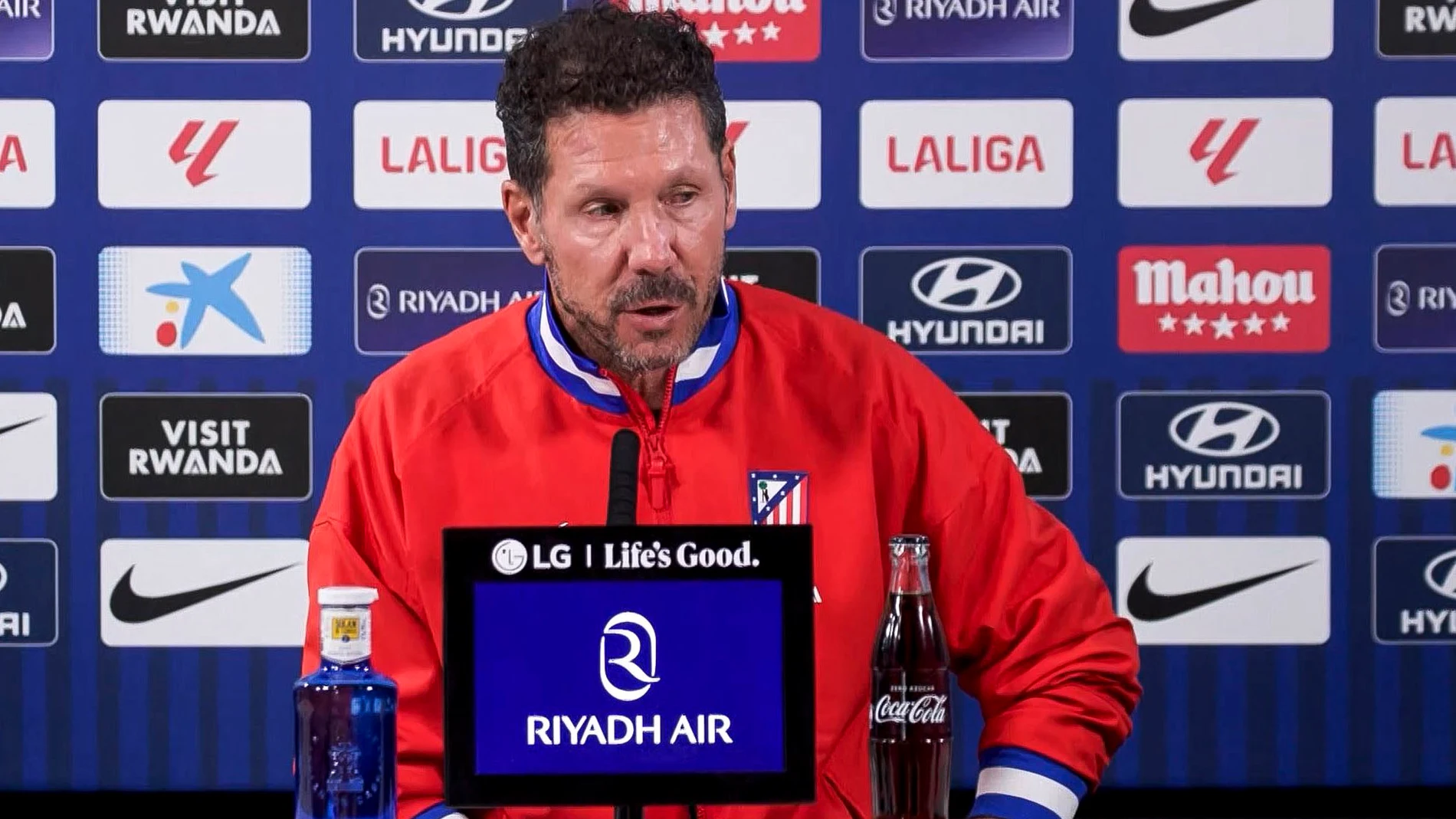 MADRID, 04/10/2025.- Diego Simeone, entrenador del Atlético de Madrid, en rueda de prensa explicó este sábado que Álex Baena está “en el proceso de encontrar su mejor nivel” después de la lesión muscular y la apendicitis que le apartaron de cinco partidos, consideró que su conjunto ha encontrado “un patrón de juego en los últimos días” y apuntó que “las características de los futbolistas marcan el estilo de los equipos”. EFE/Atlético de Madrid -SOLO USO EDITORIAL/SOLO DISPONIBLE PARA ILUSTRAR...