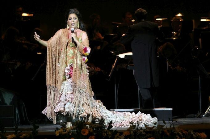LA CANTANTE ISABEL PANTOJA DURANTE UN CONCIERTO DE SU GIRA SINFONIA DE LA COPLA