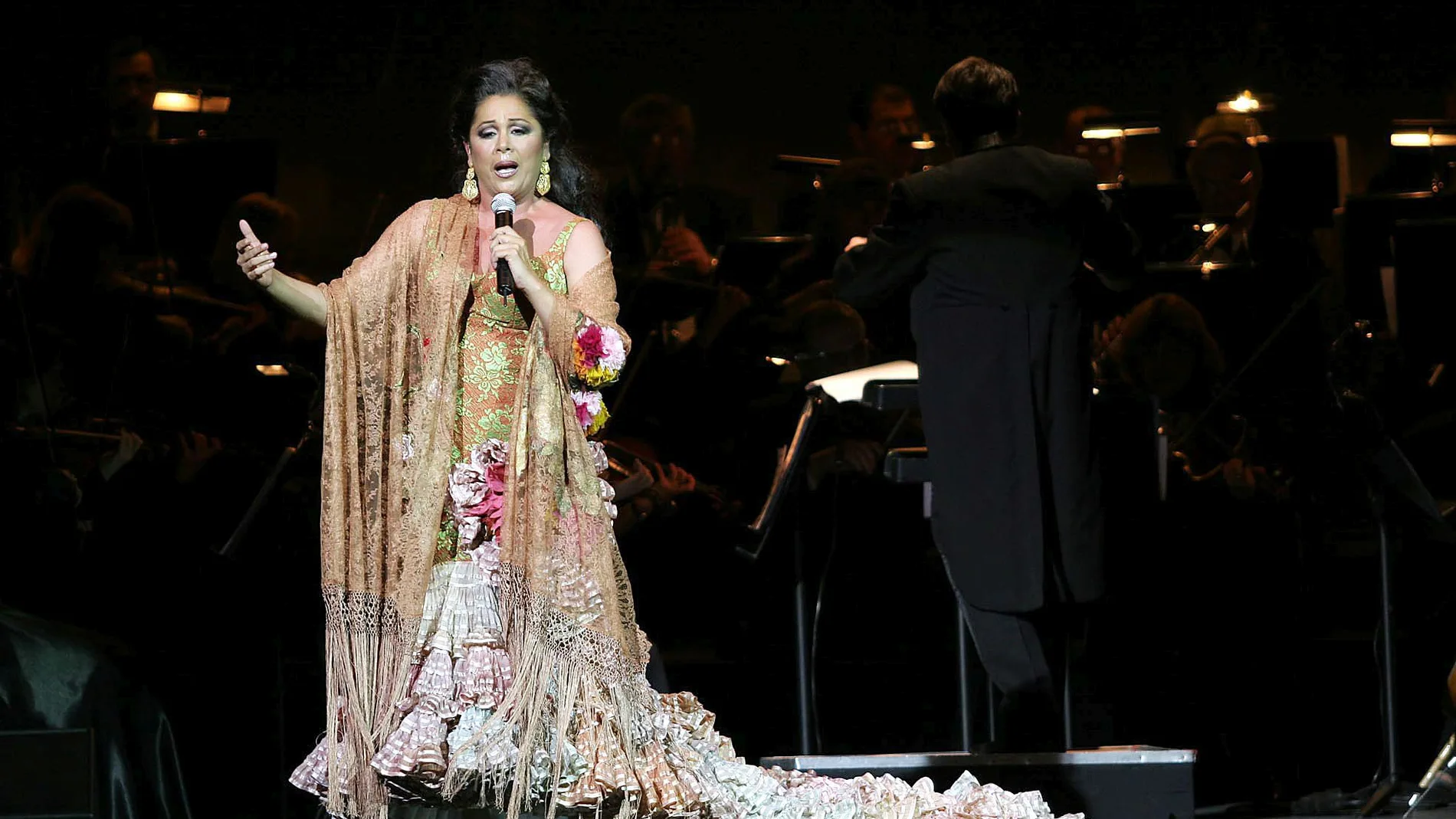 LA CANTANTE ISABEL PANTOJA DURANTE UN CONCIERTO DE SU GIRA SINFONIA DE LA COPLA