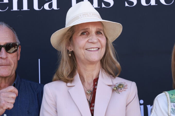 La Infanta Elena con traje rosa en Segovia.