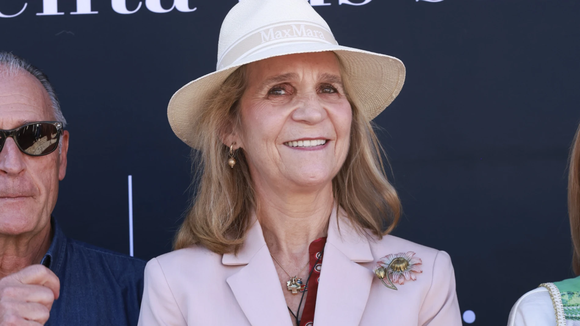 La Infanta Elena con traje rosa en Segovia.