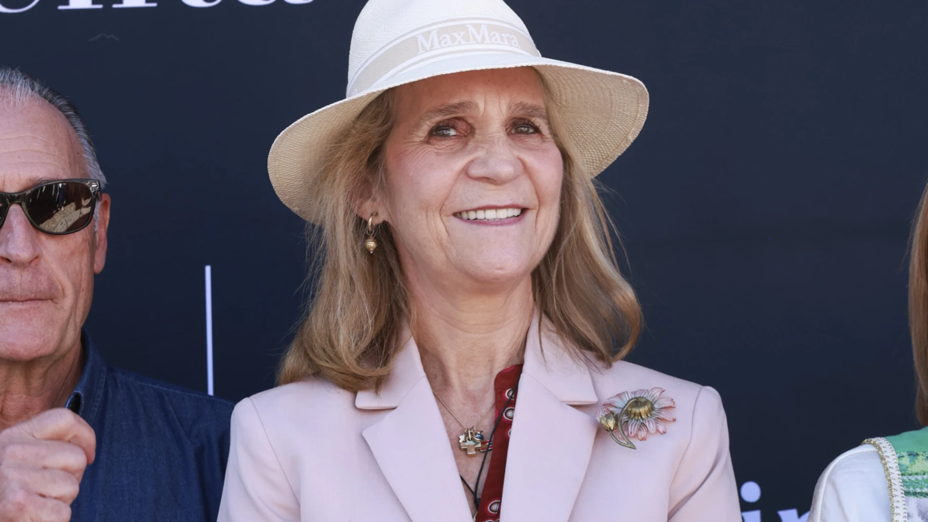 La Infanta Elena con traje rosa en Segovia.